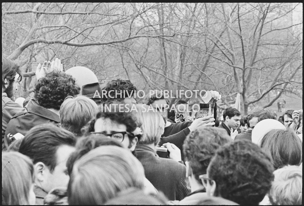 Atto di protesta alla marcia contro la guerra in Vietnam promossa dallo Spring Mobilization Committee a New York: i dimostranti bruciano la cartoline di arruolamento (draft card)