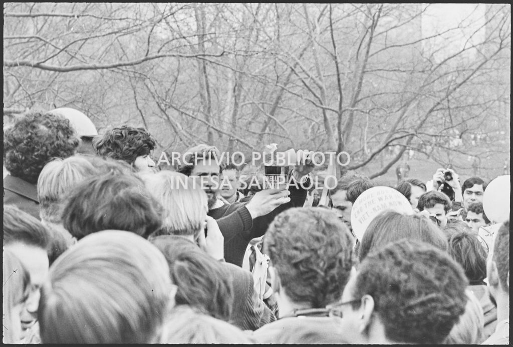 Atto di protesta alla marcia contro la guerra in Vietnam promossa dallo Spring Mobilization Committee a New York: i dimostranti bruciano la cartoline di arruolamento (draft card)