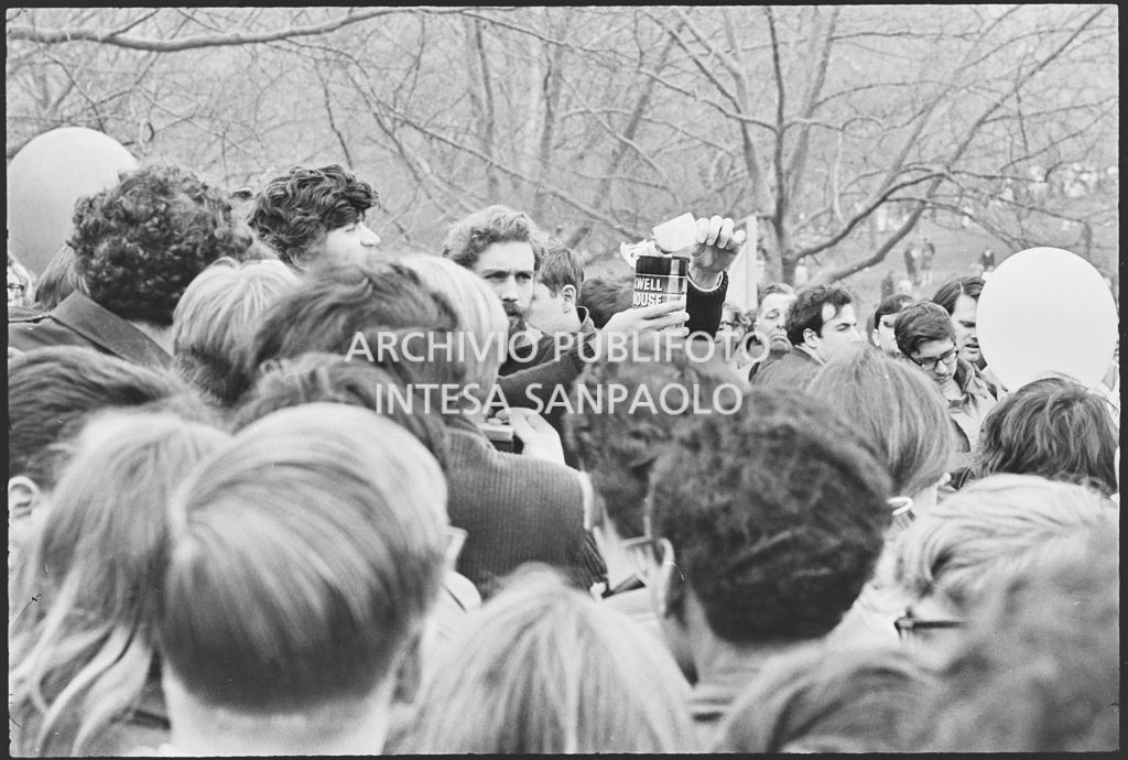 Atto di protesta alla marcia contro la guerra in Vietnam promossa dallo Spring Mobilization Committee a New York: i dimostranti bruciano la cartoline di arruolamento (draft card)