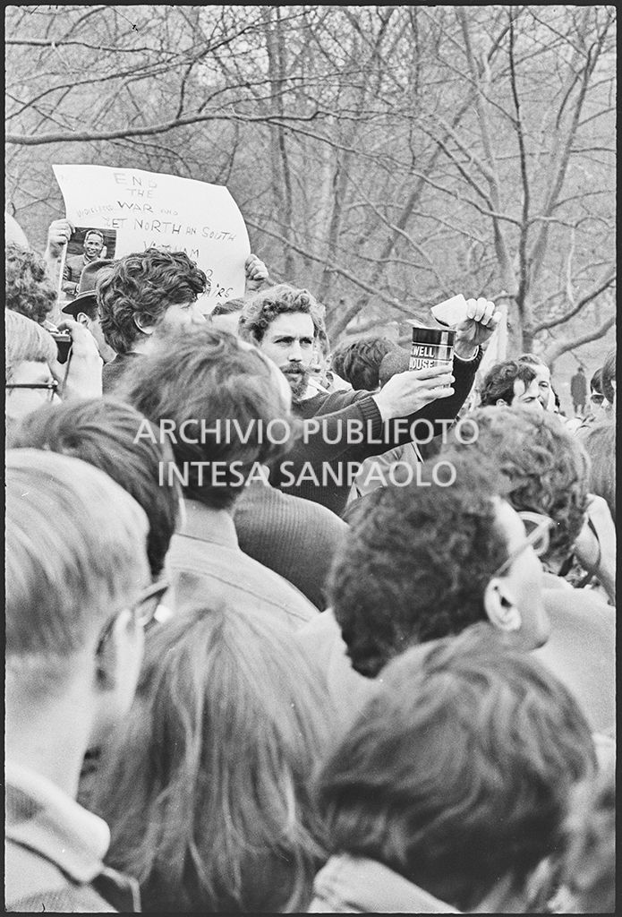 Atto di protesta alla marcia contro la guerra in Vietnam promossa dallo Spring Mobilization Committee a New York: i dimostranti bruciano la cartoline di arruolamento (draft card)