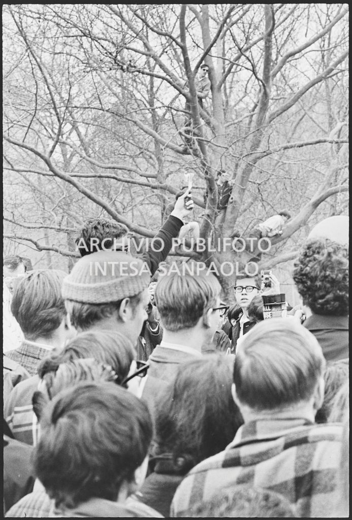 Atto di protesta alla marcia contro la guerra in Vietnam promossa dallo Spring Mobilization Committee a New York: i dimostranti bruciano la cartoline di arruolamento (draft card)