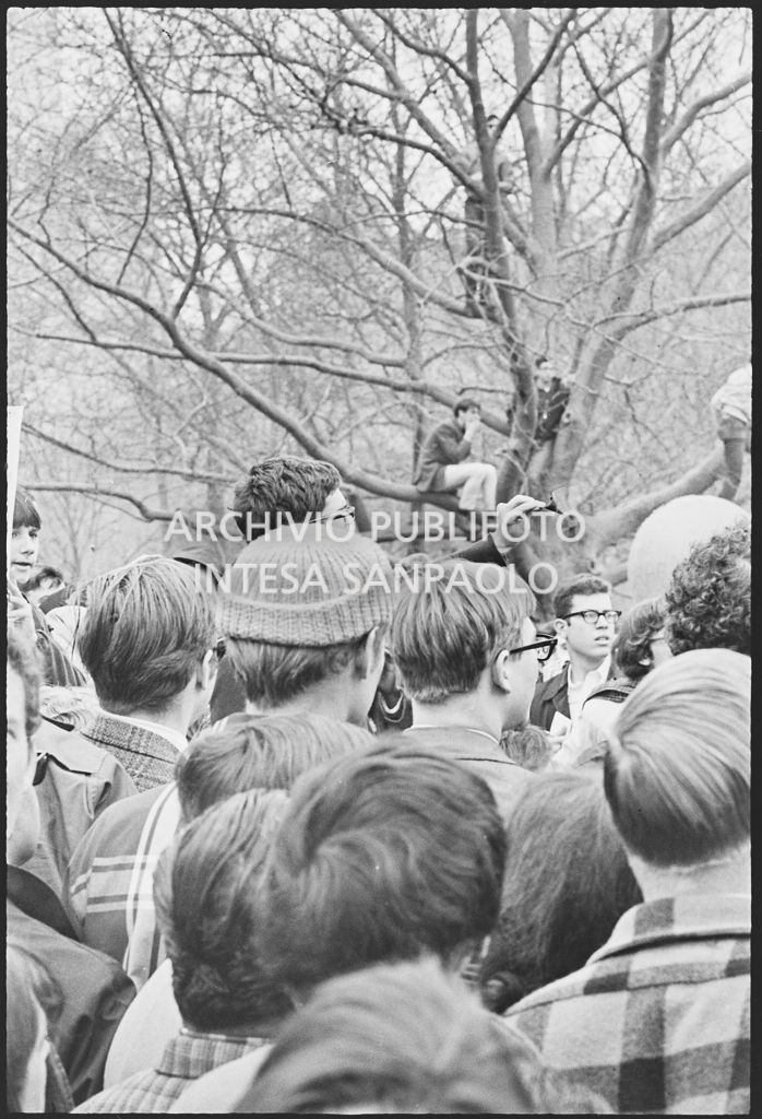 Atto di protesta alla marcia contro la guerra in Vietnam promossa dallo Spring Mobilization Committee a New York: i dimostranti bruciano la cartoline di arruolamento (draft card)