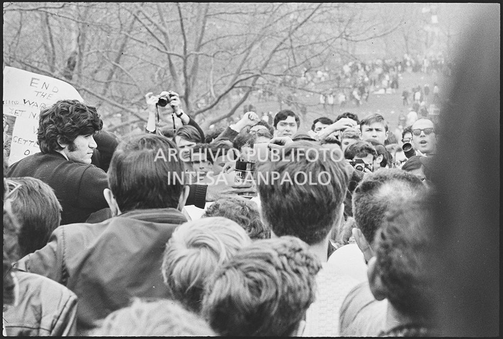 Atto di protesta alla marcia contro la guerra in Vietnam promossa dallo Spring Mobilization Committee a New York: i dimostranti bruciano la cartoline di arruolamento (draft card)