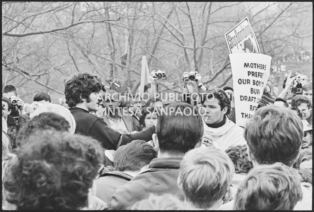 Atto di protesta alla marcia contro la guerra in Vietnam promossa dallo Spring Mobilization Committee a New York: i dimostranti bruciano la cartoline di arruolamento (draft card)