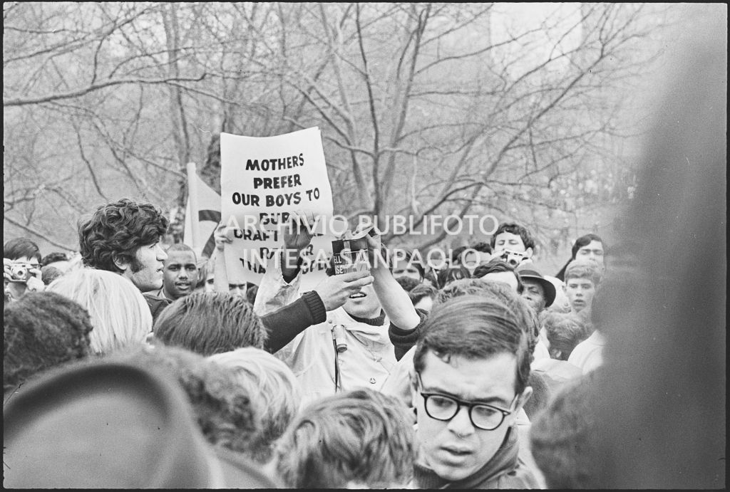 Atto di protesta alla marcia contro la guerra in Vietnam promossa dallo Spring Mobilization Committee a New York: i dimostranti bruciano la cartoline di arruolamento (draft card)