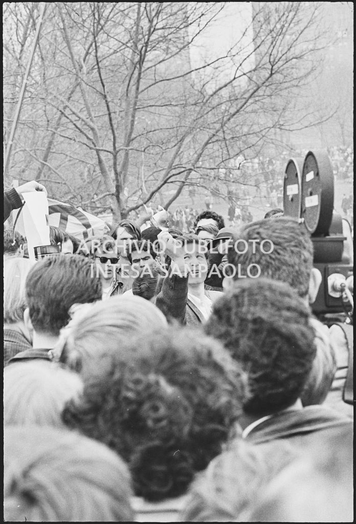 Atto di protesta alla marcia contro la guerra in Vietnam promossa dallo Spring Mobilization Committee a New York: i dimostranti bruciano la cartoline di arruolamento (draft card)