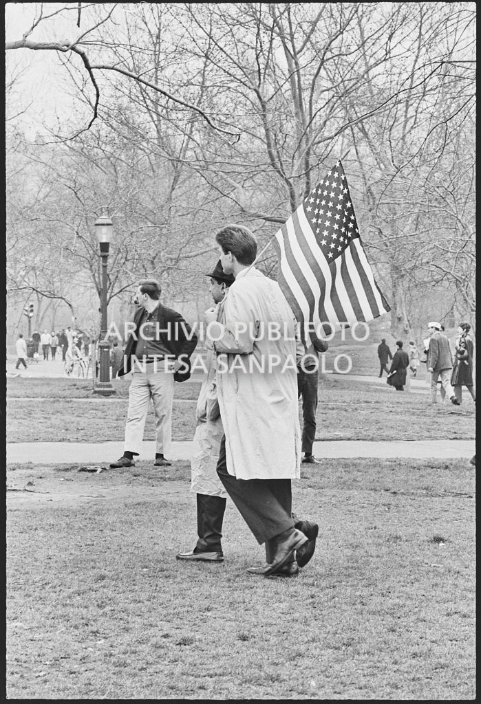 Dimostranti alla marcia contro la guerra in Vietnam promossa dallo Spring Mobilization Committee a New York
