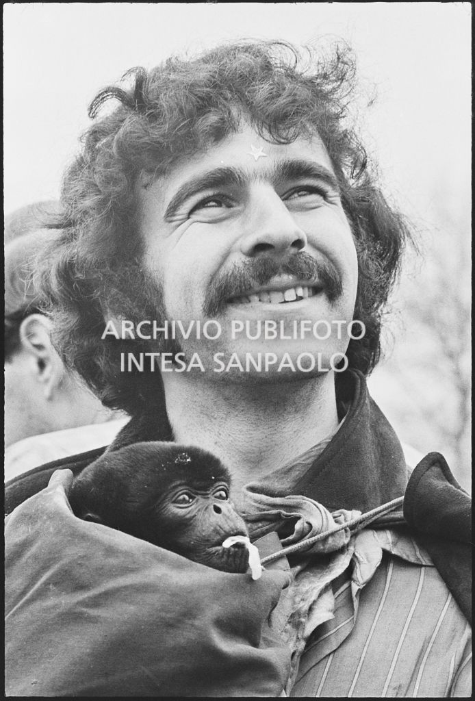 Un ragazzo con una piccola scimmia alla marcia contro la guerra in Vietnam promossa dallo Spring Mobilization Committee a New York