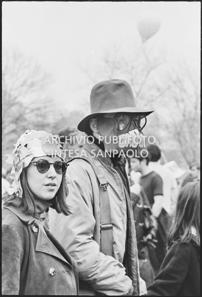 Dimostranti alla marcia contro la guerra in Vietnam promossa dallo Spring Mobilization Committee a New York