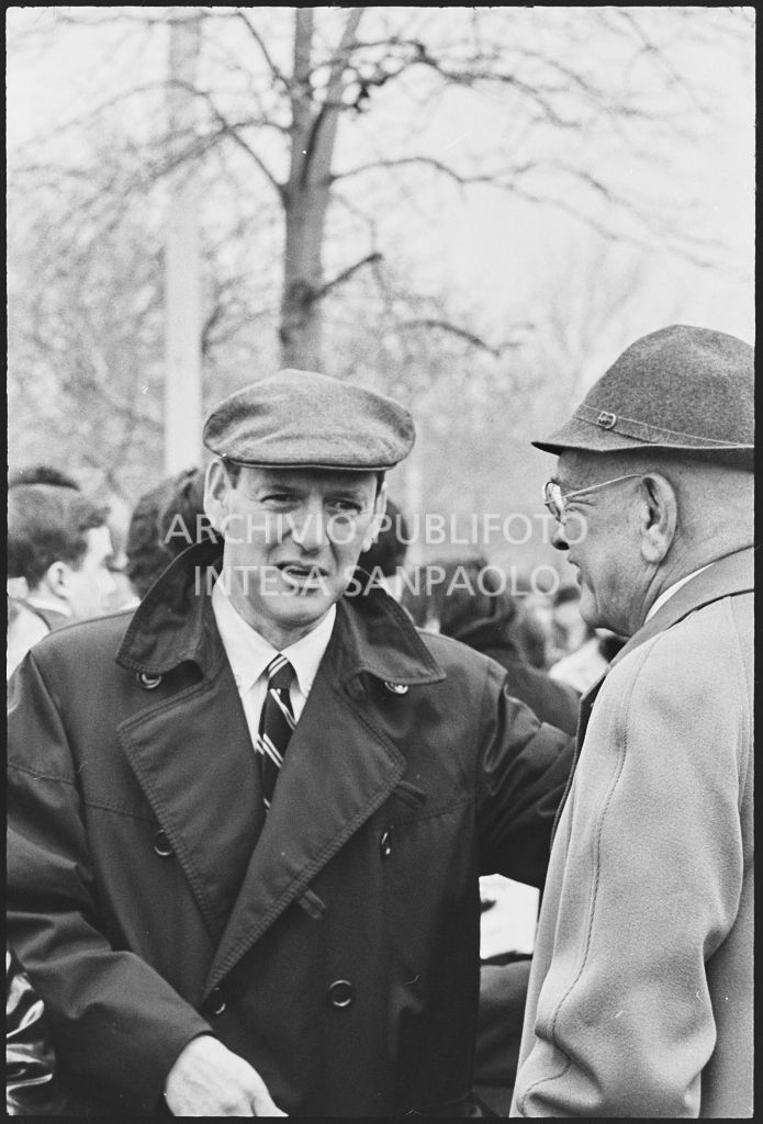 L'attore Tony Randall alla marcia contro la guerra in Vietnam promossa dallo Spring Mobilization Committee a New York
