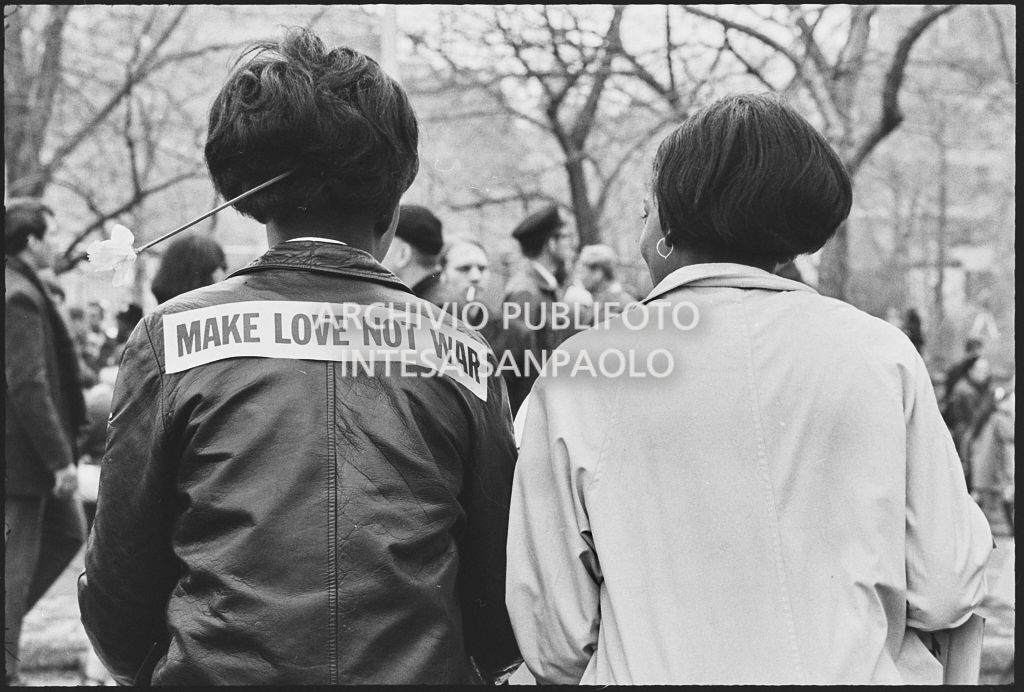 Dimostranti alla marcia contro la guerra in Vietnam promossa dallo Spring Mobilization Committee a New York: sulla giacca di una ragazza la scritta "Make love not war"