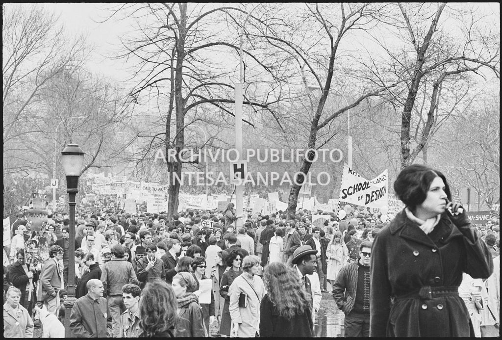 Dimostranti sfilano per le strade di New York in occasione della marcia contro la guerra in Vietnam promossa dallo Spring Mobilization Committee