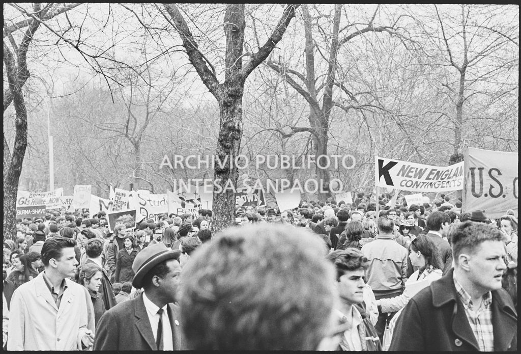 Dimostranti sfilano per le strade di New York in occasione della marcia contro la guerra in Vietnam promossa dallo Spring Mobilization Committee