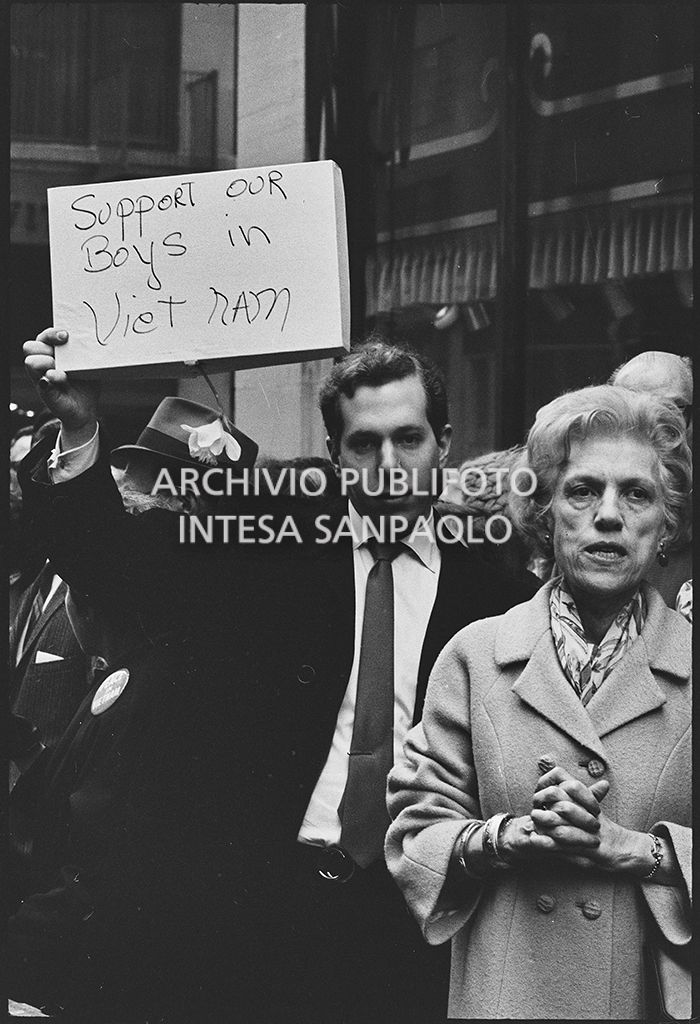 Sostenitore della guerra in Vietnam contromanifesta in occasione della marcia per la pace promossa dallo Spring Mobilization Committee a New York