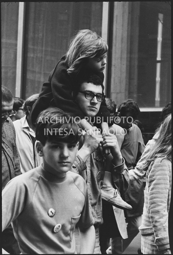 Dimostranti sfilano per le strade di New York alla marcia contro la guerra in Vietnam promossa dallo Spring Mobilization Committee