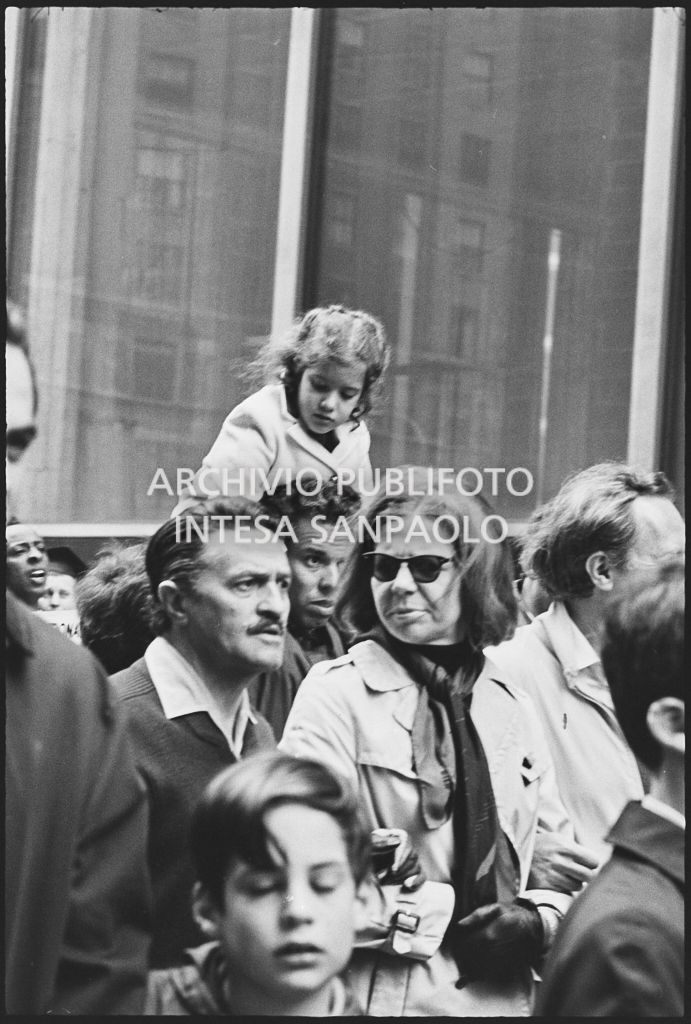 Dimostranti sfilano per le strade di New York alla marcia contro la guerra in Vietnam promossa dallo Spring Mobilization Committee