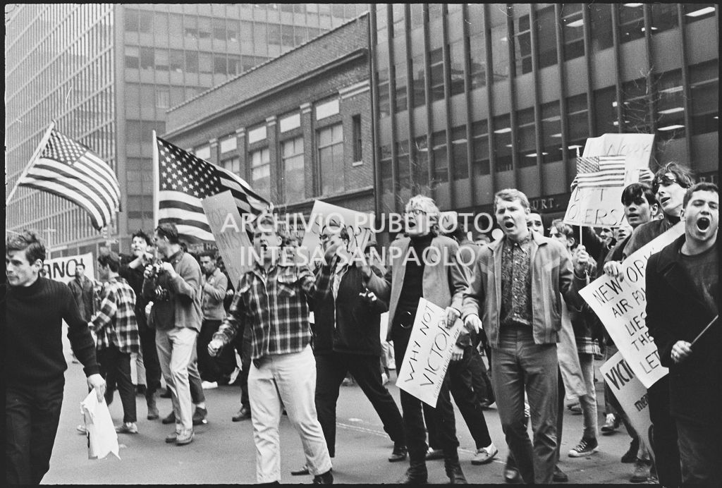 Sostenitori delle guerra in Vietnam contromanifestano in occasione della marcia per la pace promossa dallo Spring Mobilization Committee a New York