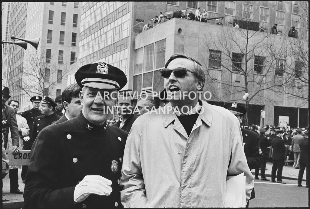 William Frank Buckley Junior scortato dalla polizia alla marcia contro la guerra in Vietnam promossa dallo Spring Mobilization Committee a New York