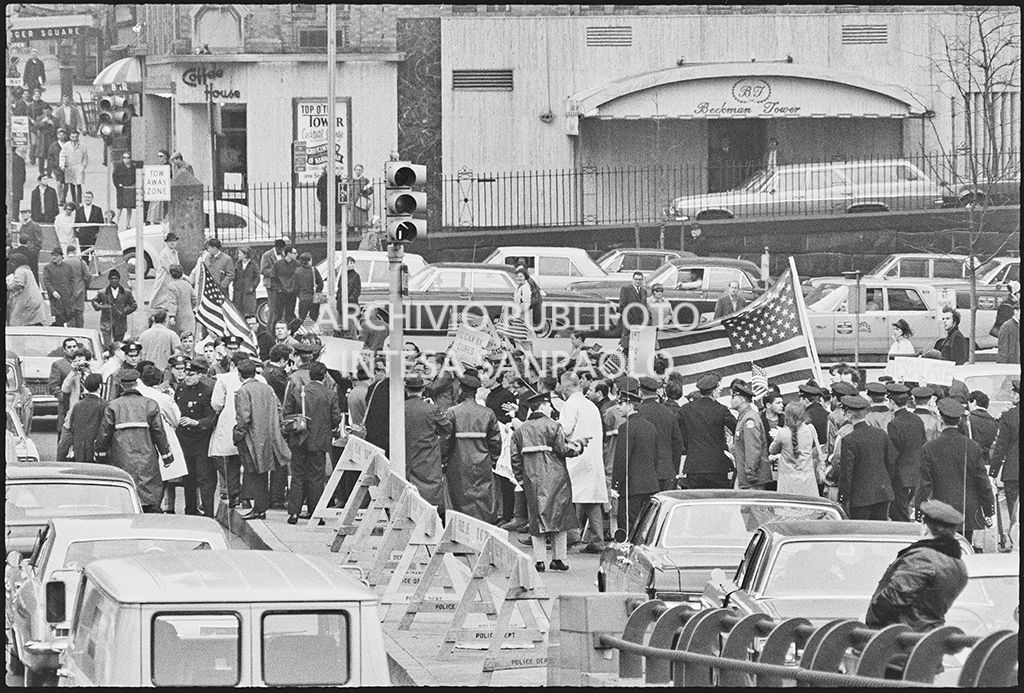 Sostenitori delle guerra in Vietnam contromanifestano in occasione della marcia per la pace promossa dallo Spring Mobilization Committee a New York