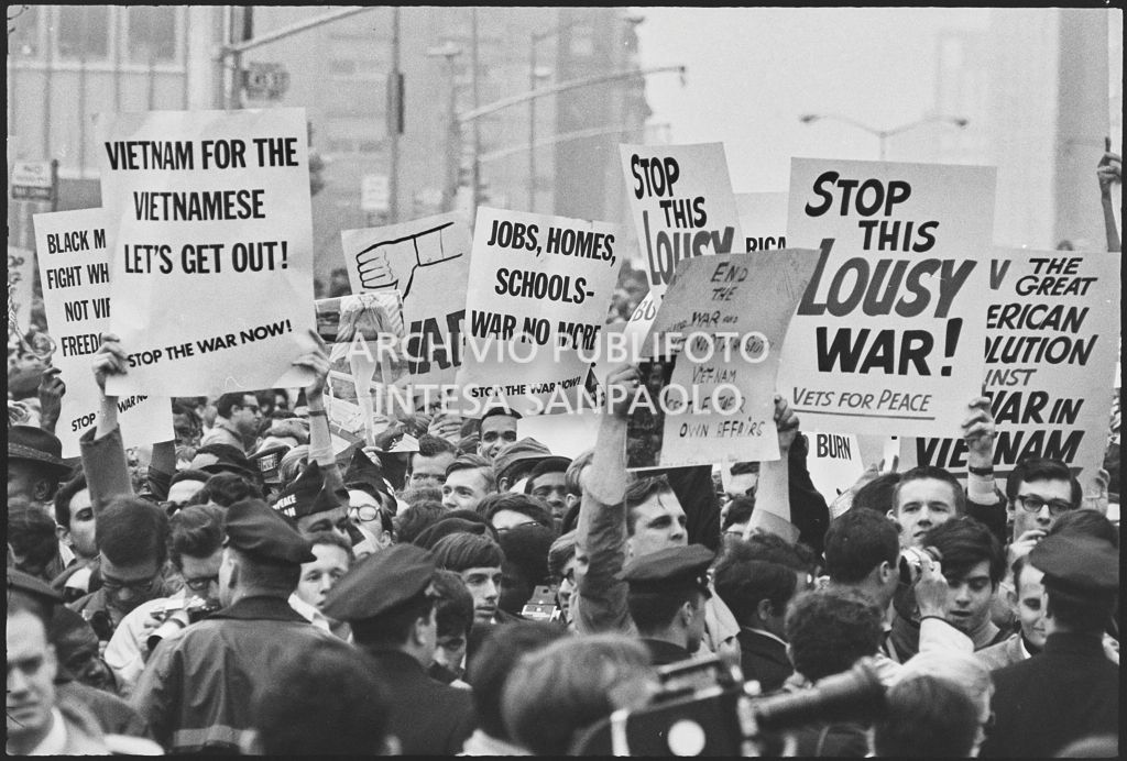 Dimostranti sfilano per le strade di New York in occasione della marcia contro la guerra in Vietnam promossa dallo Spring Mobilization Committee
