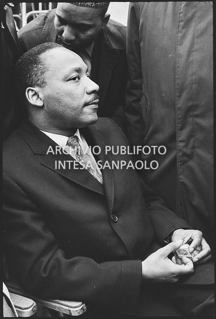 Il reverendo Martin Luther King in attesa di tenere il suo discorso alla marcia contro la guerra in Vietnam promossa dallo Spring Mobilization Committee