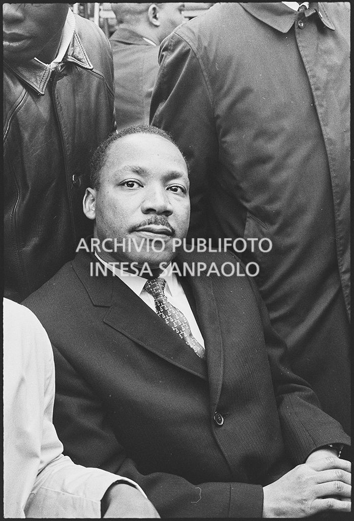 Il reverendo Martin Luther King in attesa di tenere il suo discorso alla marcia contro la guerra in Vietnam promossa dallo Spring Mobilization Committee