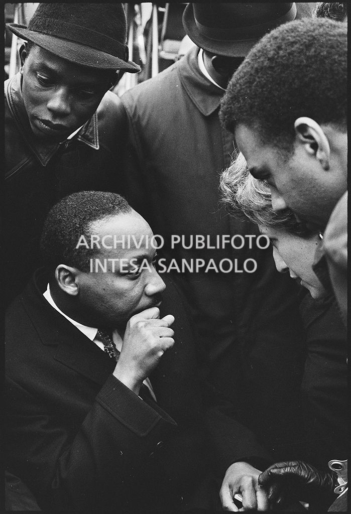 Il reverendo Martin Luther King in attesa di tenere il suo discorso alla marcia contro la guerra in Vietnam promossa dallo Spring Mobilization Committee
