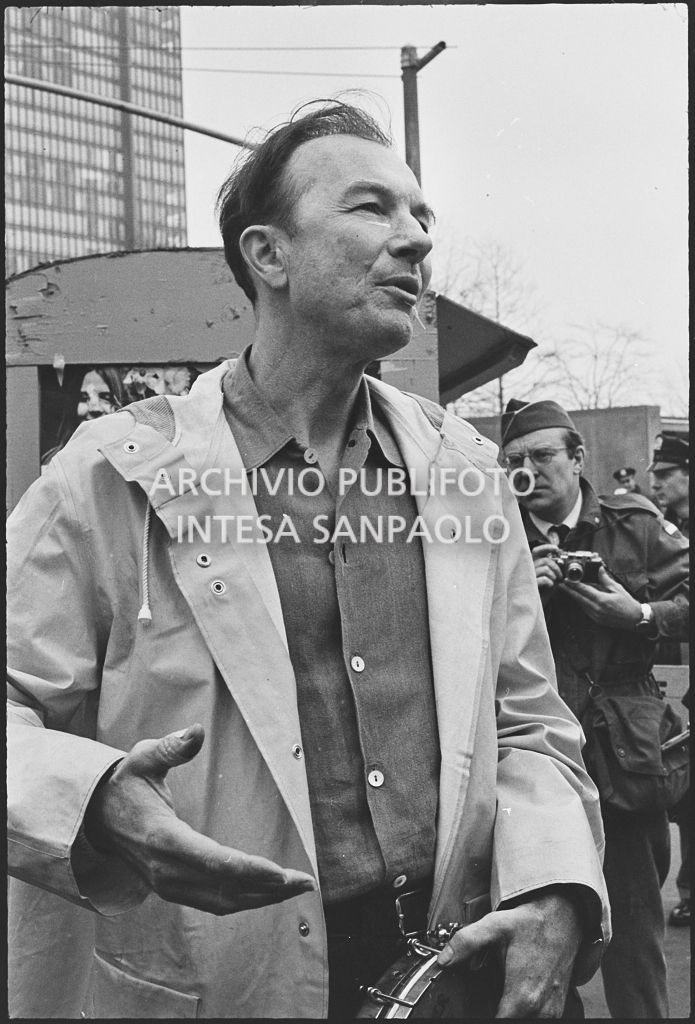 Il cantante Pete Seeger alla marcia contro la guerra in Vietnam promossa dallo Spring Mobilization Committee a New York