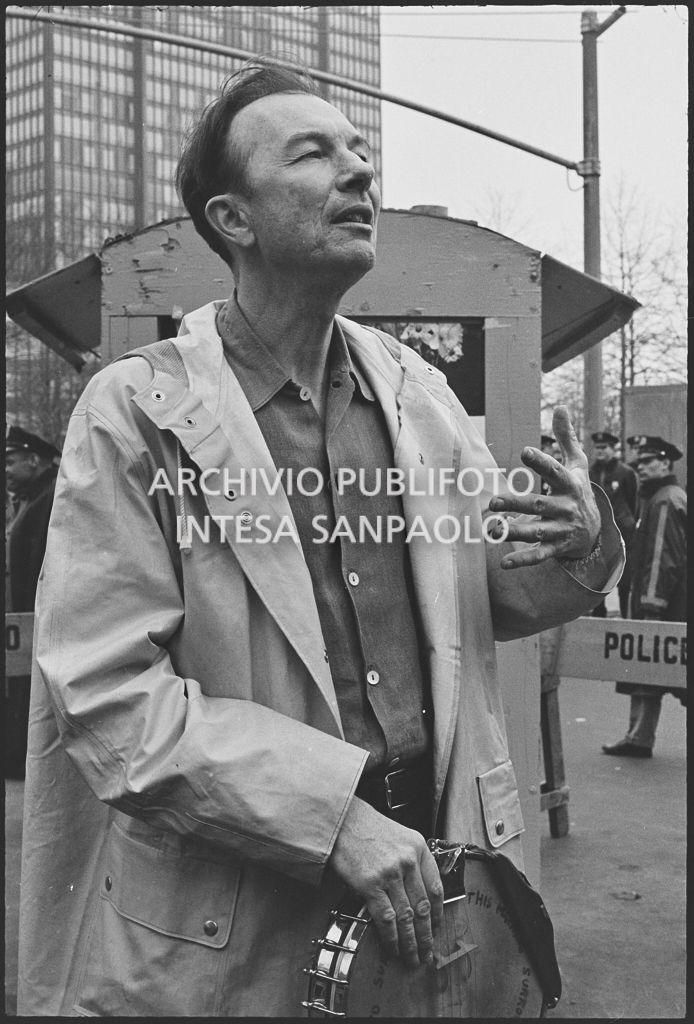 Il cantante Pete Seeger alla marcia contro la guerra in Vietnam promossa dallo Spring Mobilization Committee a New York