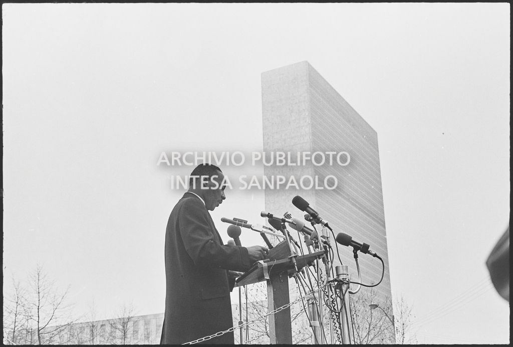 Il reverendo Martin Luther King tiene il suo discorso in occasione della marcia contro la guerra in Vietnam promossa dallo Spring Mobilization Committee: sullo sfondo il Palazzo delle Nazioni Unite
