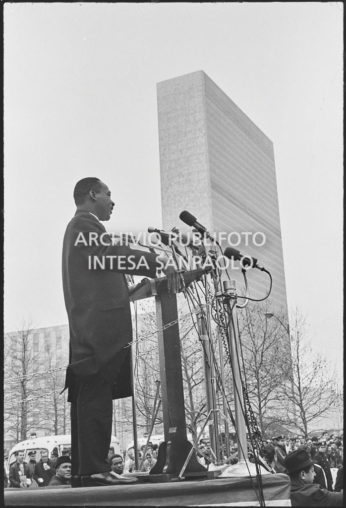 Il reverendo Martin Luther King tiene il suo discorso in occasione della marcia contro la guerra in Vietnam promossa dallo Spring Mobilization Committee: sullo sfondo il Palazzo delle Nazioni Unite