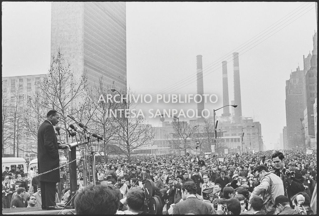 Il reverendo Martin Luther King tiene il suo discorso in occasione della marcia contro la guerra in Vietnam promossa dallo Spring Mobilization Committee: sullo sfondo il Palazzo delle Nazioni Unite