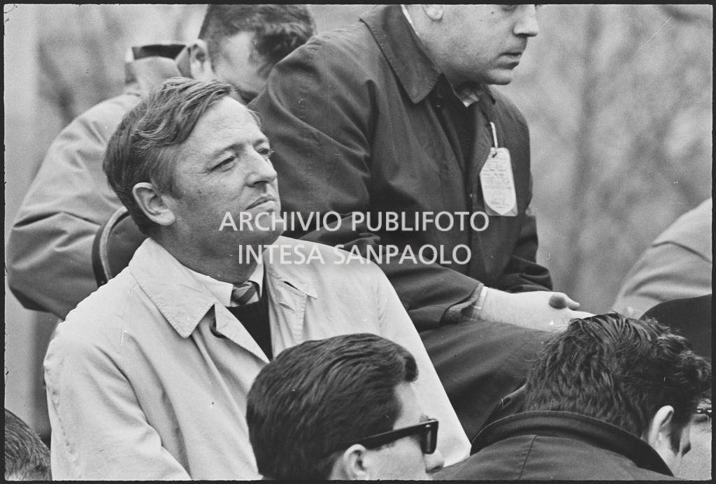 William Frank Buckley Junior alla marcia contro la guerra in Vietnam promossa dallo Spring Mobilization Committee a New York
