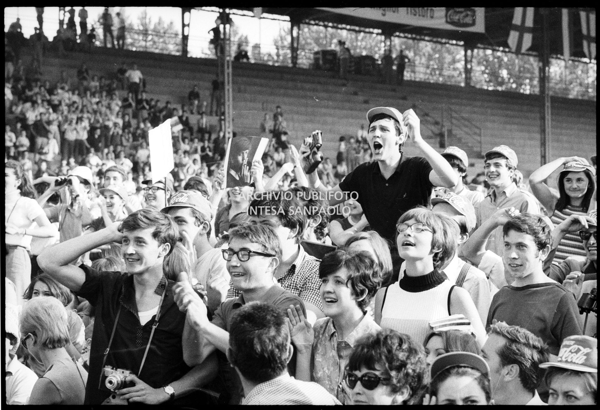 Pubblico entusiasta al concerto pomeridiano dei Beatles al Vigorelli di Milano