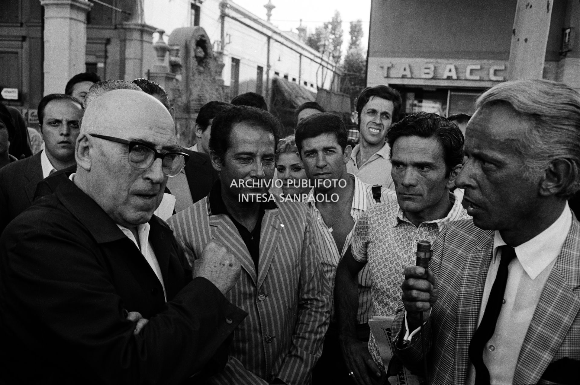 Proteste alla Mostra internazionale d'arte cinematografica: Cesare Zavattini intervistato da Carlo Mazzarella