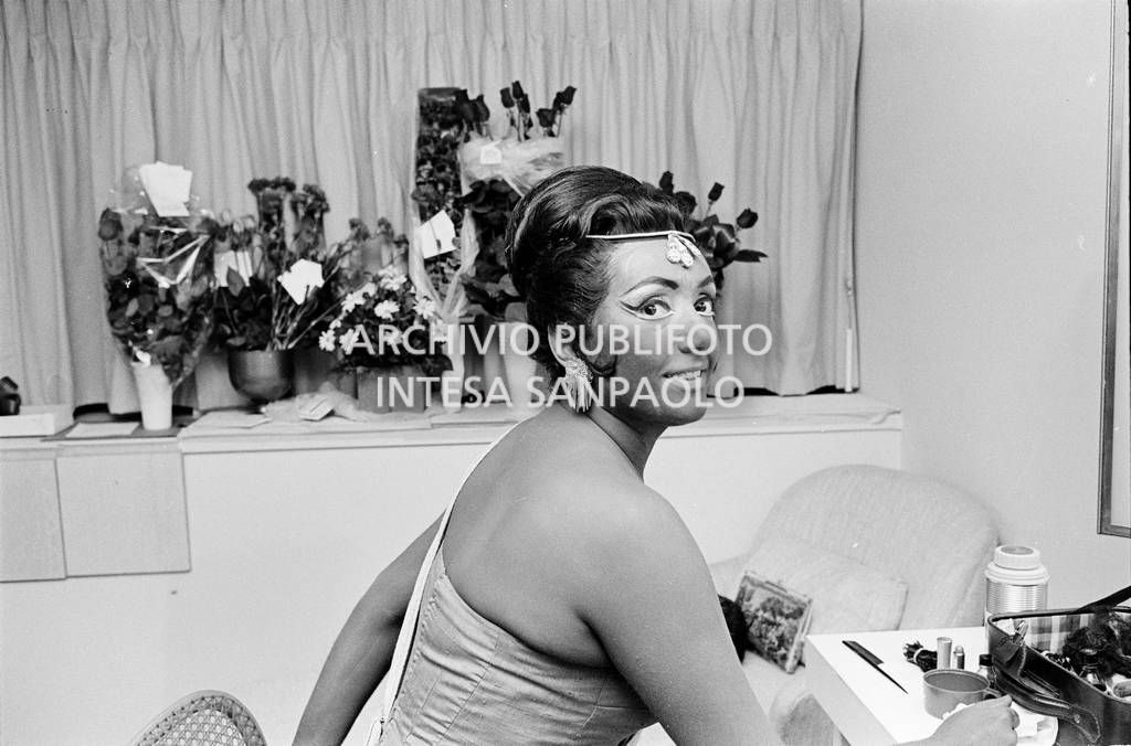 Gabriella Tucci in costume nel camerino del Metropolitan Opera; interpreta Aida<br>727341/28