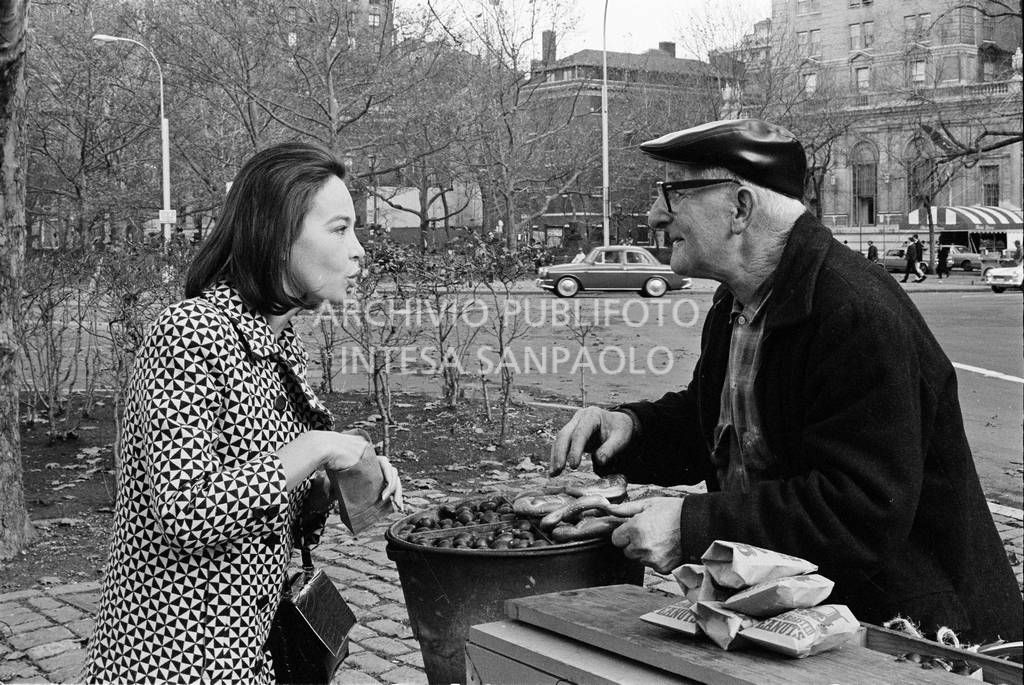 Leslie Caron compra le caldarroste<br>727365/65