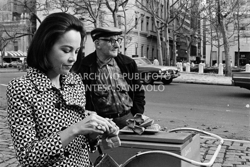 Leslie Caron vicino a un ambulante dal quale ha comprato le caldarroste<br>727365/66