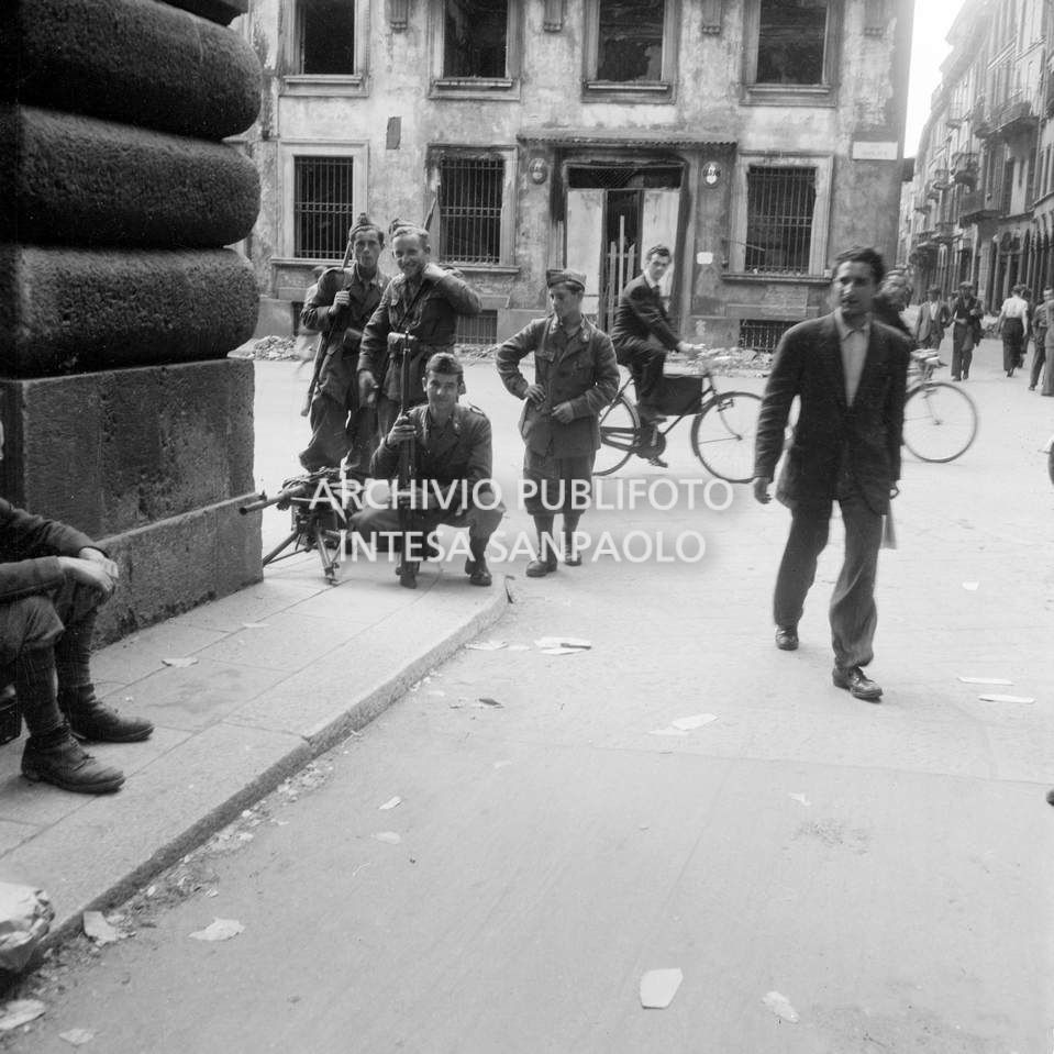Postazione di militari in via Brera all'angolo con via Fiori Oscuri a Milano<br>9717