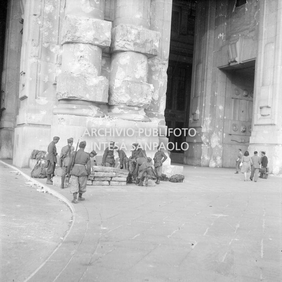 Postazione di militari in piazza Duca d'Aosta a Milano all'ingresso della stazione Centrale<br>9719