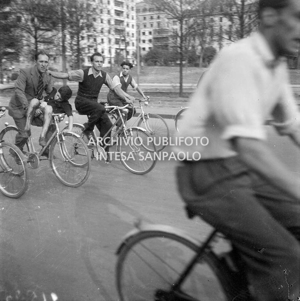 Uomini in bicicletta trasportano un bambino ferito<br>9734
