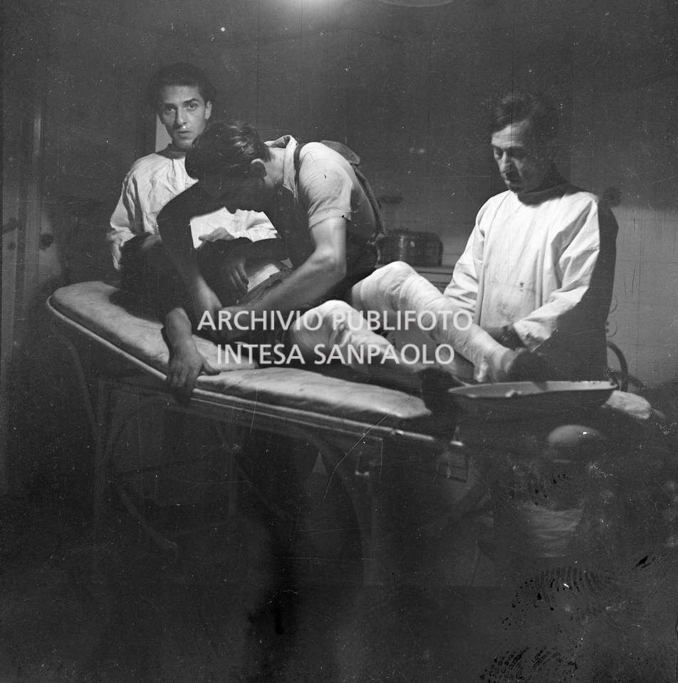 Un uomo ferito viene medicato su di un lettino presso la Guardia Medica<br>9737