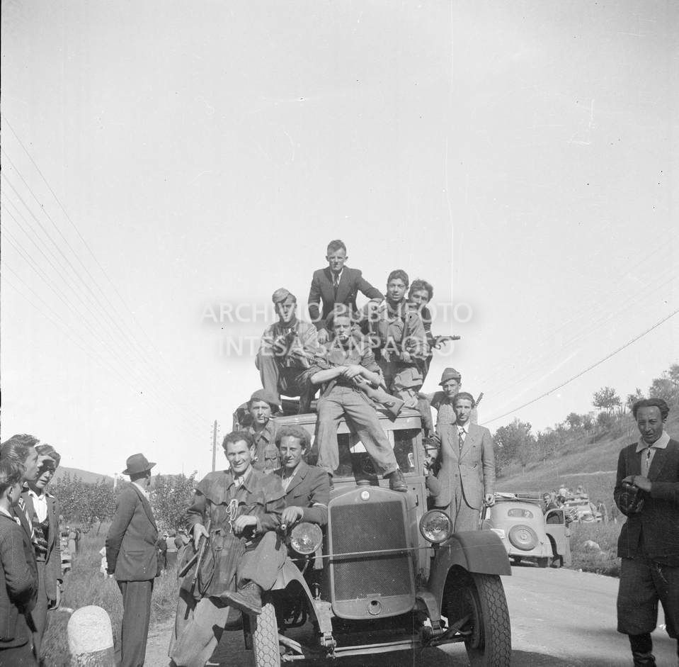 Gruppo di partigiani in posa su un autocarro