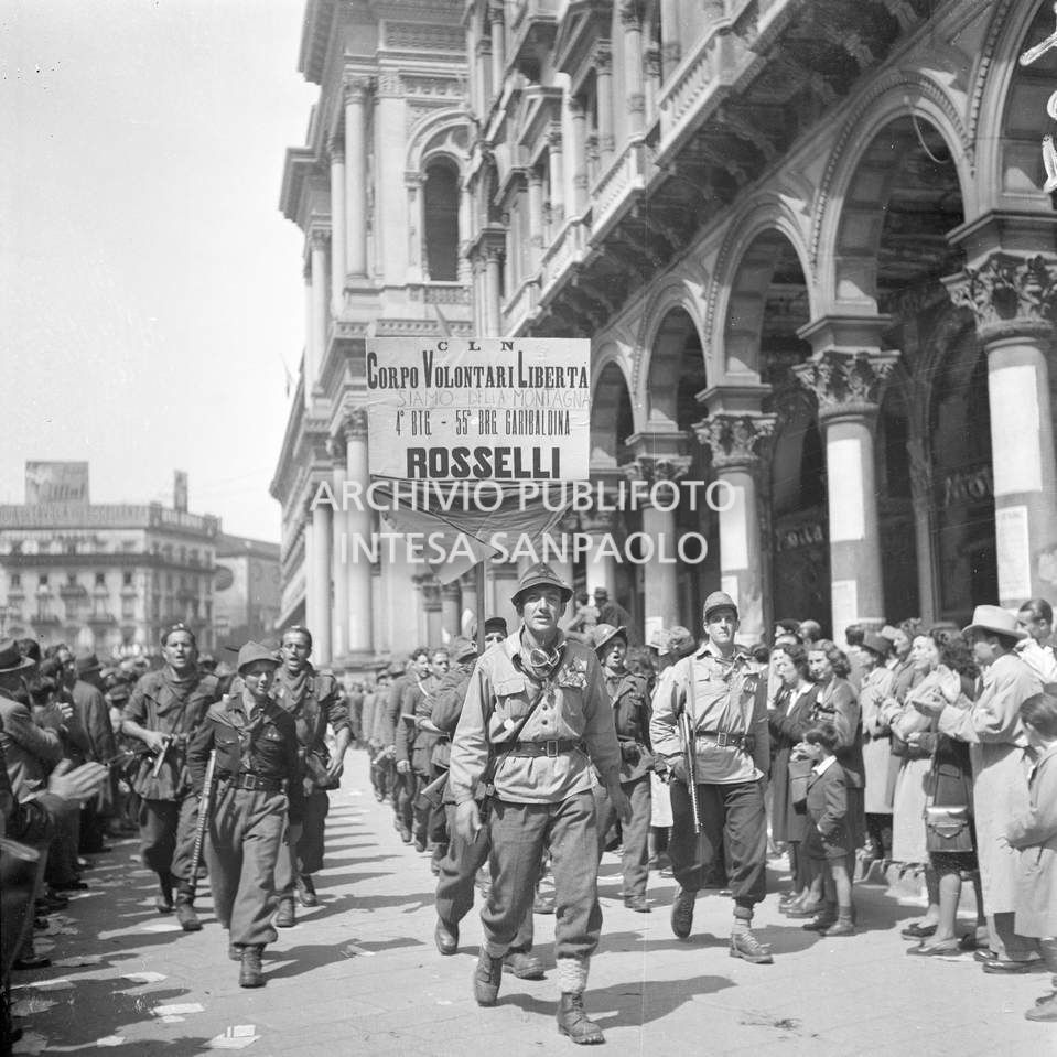 Sfilata in piazza del Duomo a Milano del 4° battaglione, 55ª Brigata Garibaldina Rosselli, del C.V.L. (Corpo Volontari della Libertà)