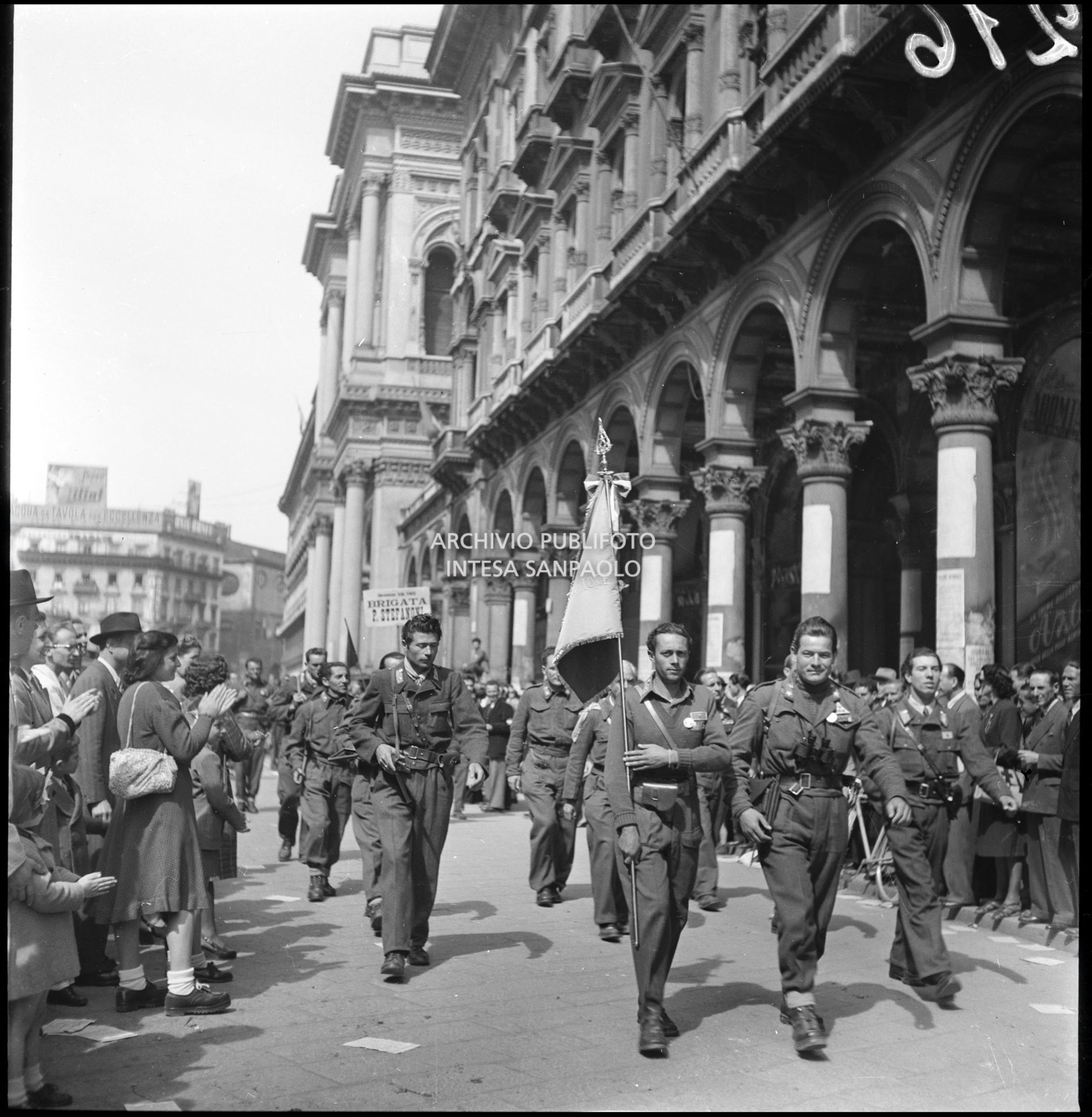 Brigate partigiane della Divisione Valtoce sfilano in piazza del Duomo a Milano, secondo da destra il comandante Rino Pachetti