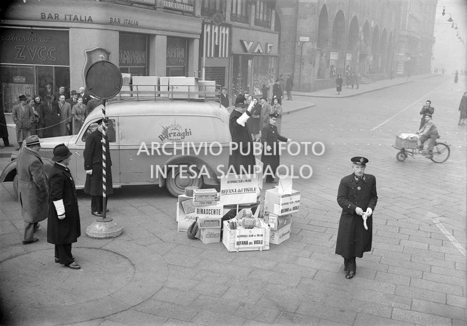 Befana del vigile in piazza Duomo a Milano: alla base della pedana, dalla quale viene regolato il traffico, sono depositati i doni per i vigili della città<br>63299