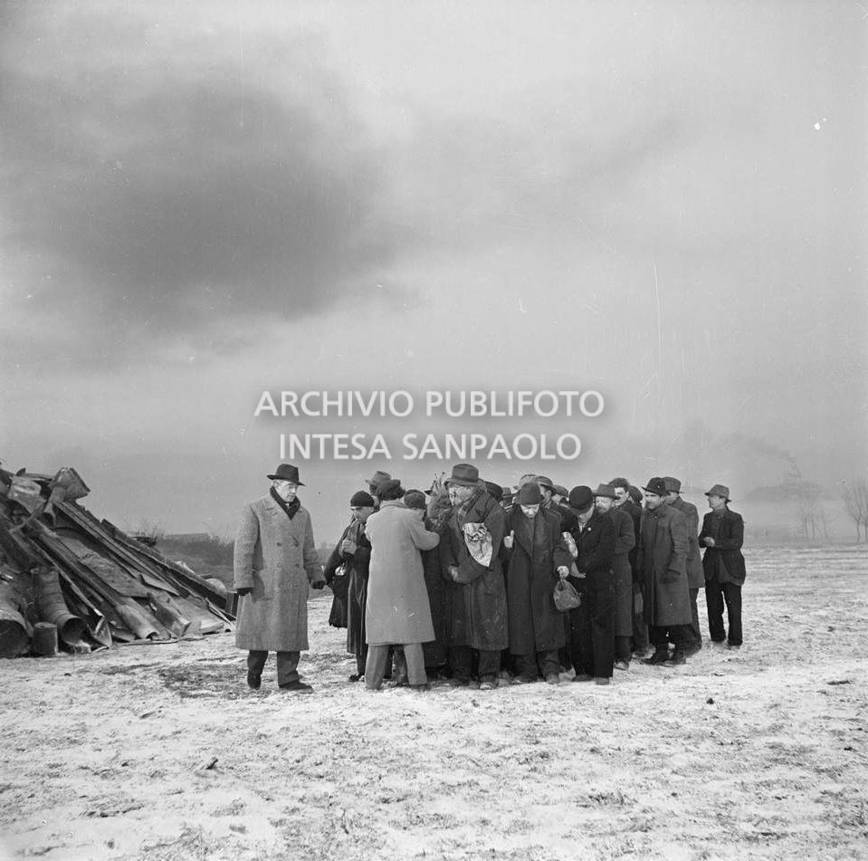 Il regista Vittorio De Sica sul set del film "Miracolo a Milano", girato nel quartiere milanese di Lambrate