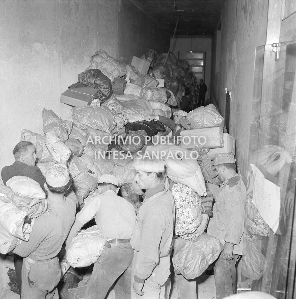Raccolta e immagazzinamento, presso la sede RAI a Milano, dei doni ricevuti e destinati agli alluvionati del Polesine<br>112812