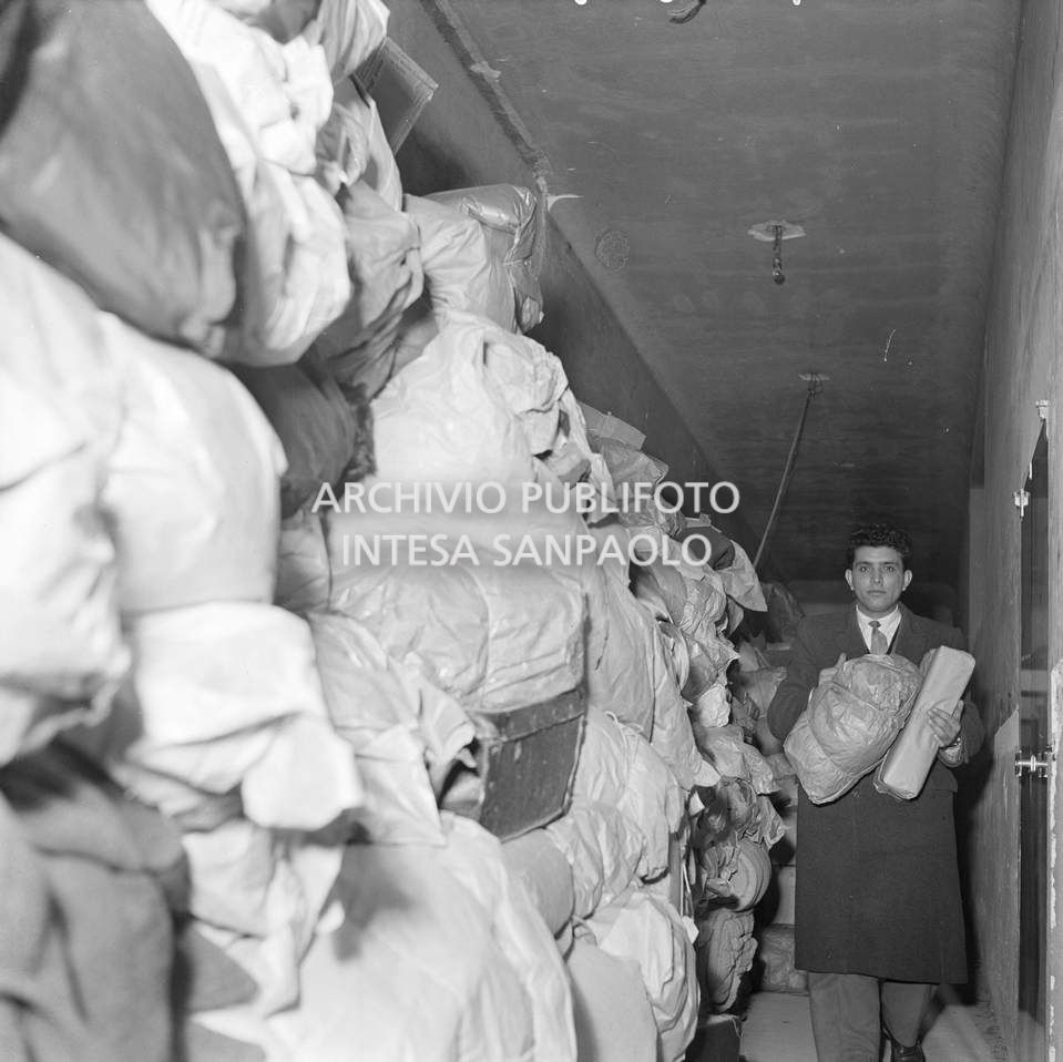 Raccolta e immagazzinamento, presso la sede RAI a Milano, dei doni ricevuti e destinati agli alluvionati del Polesine<br>112816