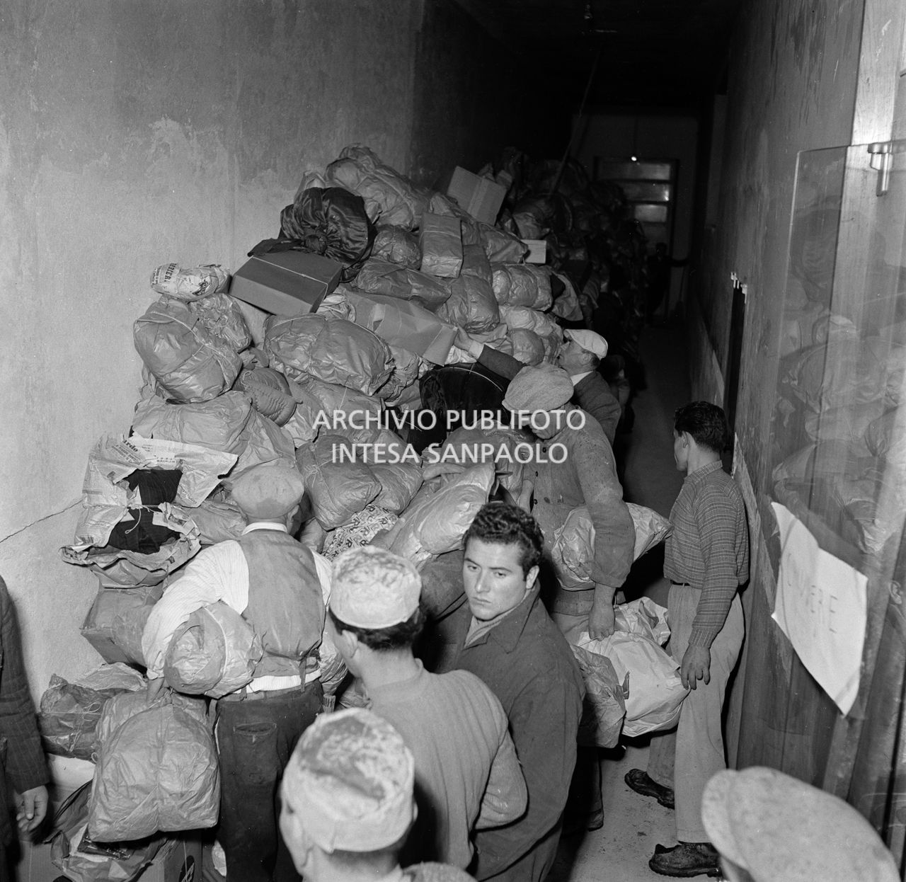 Raccolta e immagazzinamento, presso la sede RAI a Milano, dei doni ricevuti e destinati agli alluvionati del Polesine<br>112813